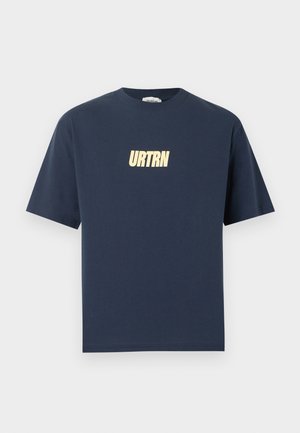 Marineblaues T-Shirt mit kurzen Ärmeln und Rundhalsausschnitt, mit beigem, fettem "URTRN" Schriftzug mittig auf der Brust.