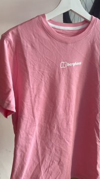 Ανοιχτό ροζ κοντομάνικο μπλουζάκι Berghaus κρεμασμένο σε λευκή πλαστική κρεμάστρα με ουδέτερο φόντο.