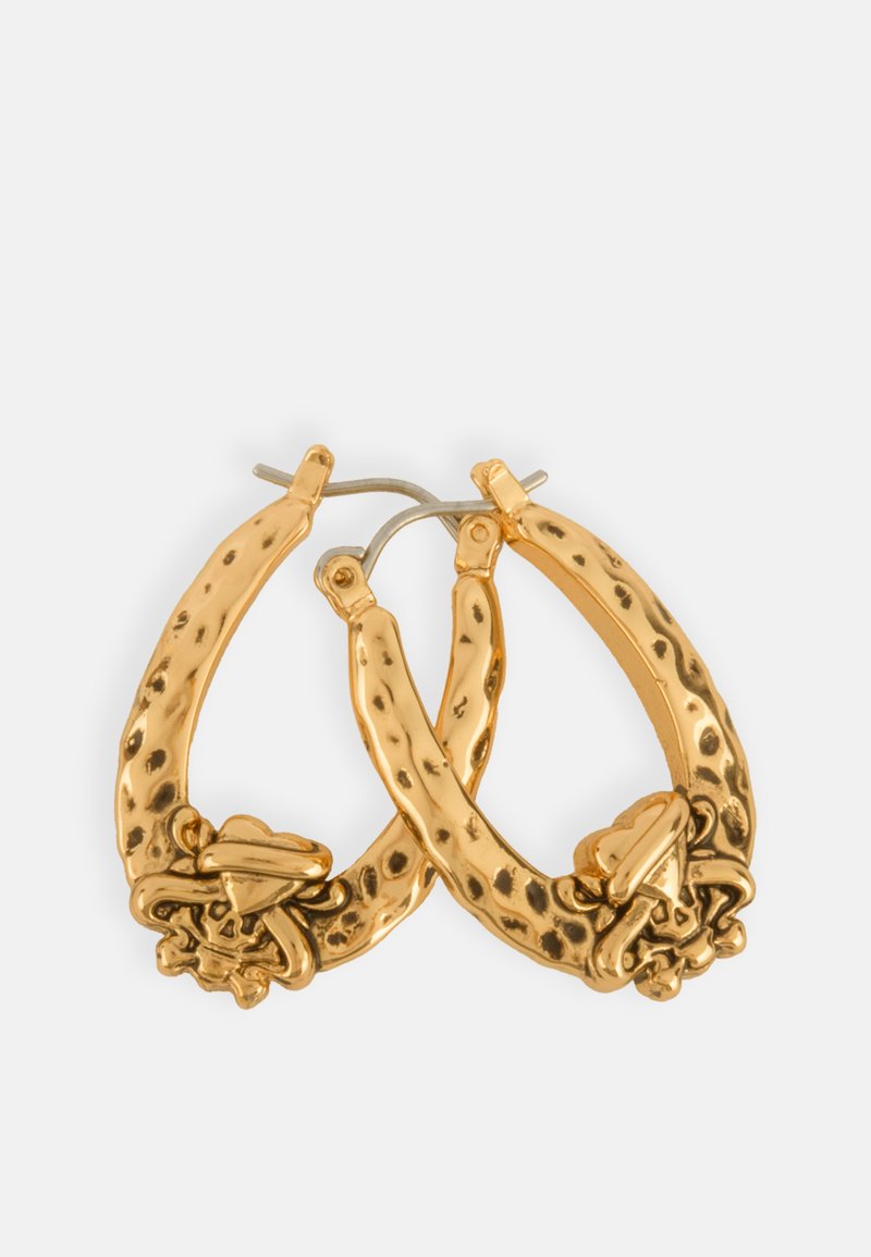 Goldene Creolenohrringe mit strukturiertem Oberflächen, die an der Basis ein dekoratives Knotendetail und ein silberfarbenes Scharnier aufweisen.