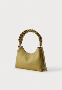 Õliva rohelise nahast käekott punutud sangaga ja pealt tõmblukuga, esitatud valgel taustal.