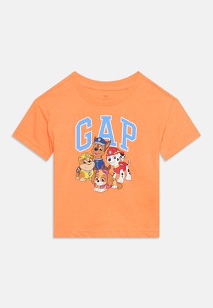 Tricou portocaliu pentru copil mic cu text albastru "GAP" și patru personaje Paw Patrol: Chase, Marshall, Rubble și Skye în față.