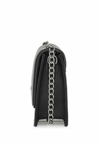 Czarna skórzana torebka z teksturowanym wykończeniem, z srebrnym łańcuszkiem i kompaktowym prostokątnym kształtem.