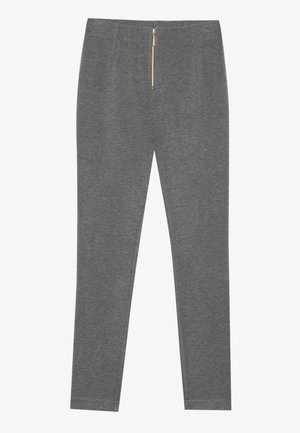 Pantalons gris ajustés en tissu doux, featuring une fermeture éclair à l'avant, coupe slim, sans motifs ni accents visibles.