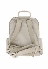Sac à dos en tissu beige, durable, avec des bretelles réglables, une poignée supérieure et une poche latérale. Texture lisse avec un design épuré et simple.