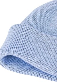 Lichtblauwe gebreide beanie van zacht materiaal, met een geribbelde textuur en een opgerolde boord voor een verstelbare, snug fit.
