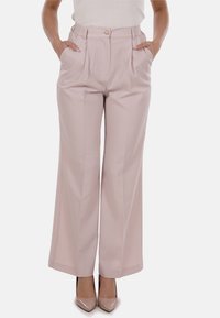 Pantaloni larghi in tessuto rosa chiaro, con vita alta, pieghe frontali e tasche laterali. Completati con una chiusura a bottone.