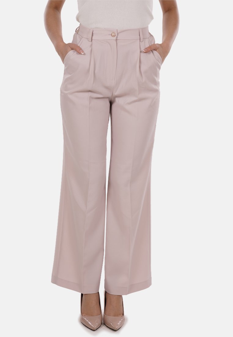 Pantaloni larghi in tessuto rosa chiaro, con vita alta, pieghe frontali e tasche laterali. Completati con una chiusura a bottone.