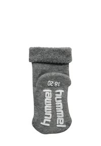 Graue Baumwollsocken mit umgeschlagenem Bund, ausgestattet mit weißem "hummel"-Logo und einer Größenangabe, glatte Textur und nahtloses Design.
