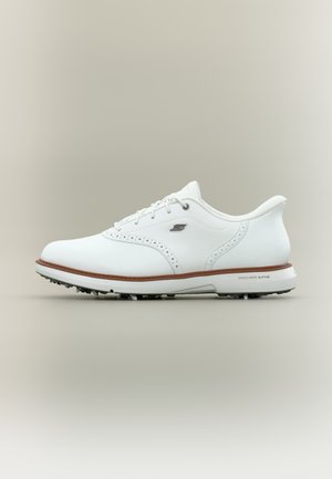 Biela golfová obuv Skechers s hnedým lemovaním, šnurovaním a podrážkou s hrotmi na neutrálom pozadí.