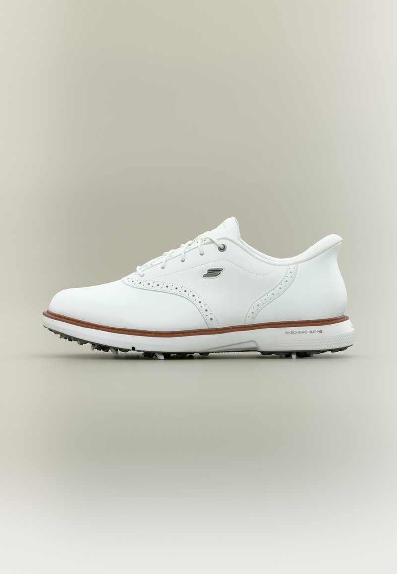 Chaussure de golf Skechers blanche avec bordure marron, design à lacets et semelle crantée sur fond neutre.