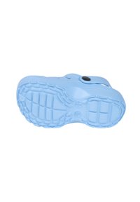 Sole di scarpa blu chiaro realizzata in gomma. Presenta modelli di grip testurizzati e un bordo rialzato. Include un cinturino pivotante con un bottone decorativo.