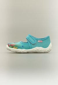 Τυρκουάζ παιδικό παπούτσι Mary Jane με λουράκι Velcro, πολύχρωμο υποβρύχιο σχέδιο στο μπροστινό μέρος και λευκή σόλα με σχέδιο λουλουδιών.