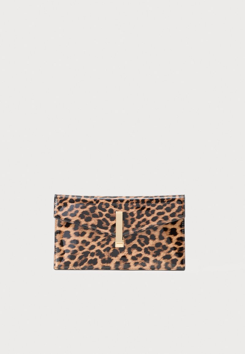 Porte-monnaie rectangulaire avec un imprimé léopard brillant et un fermoir doré central vertical sur un fond clair uni.