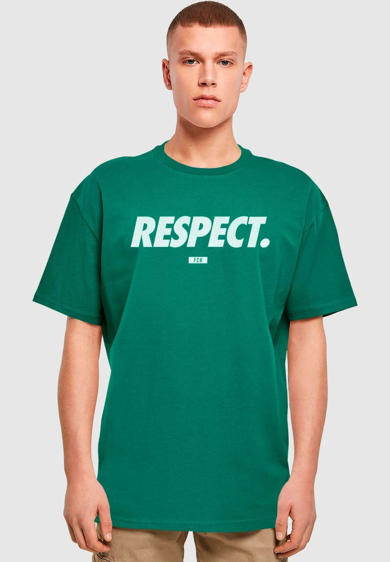 Grønn bomull t-skjorte med rund hals og korte ermer. Hvit tekst "RESPECT." trykt tydelig på forsiden. Enkelt design.