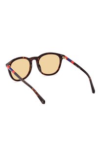 Gafas de sol marrón carey con lentes redondeados, lentes color beige y varillas multicolores con detalles en rojo y azul.