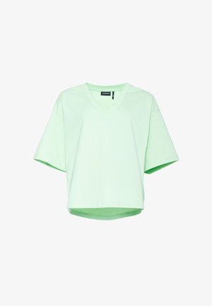 Gaiši zaļa īsroku V-veida kakla izdarta crop T-krekls ar nedaudz garāku aizmugures malu, attēlots uz balta fona.