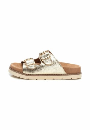 Infradito in metallo dorato con due fibbie regolabili, sottopiede in morbido suede color beige e superficie testurizzata, dotati di una suola imbottita.
