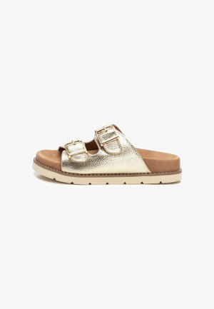 Infradito in metallo dorato con due fibbie regolabili, sottopiede in morbido suede color beige e superficie testurizzata, dotati di una suola imbottita.