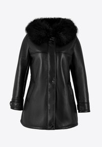 Zwarte neplederen jas met een brede, fluffy zwarte bontkraag, sluiting met knopen aan de voorkant en verstelbare manchetten. Beschikt over twee zijzakken.
