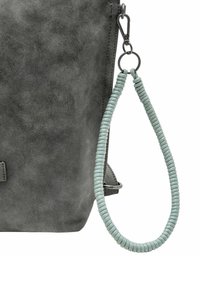 Bolso de ante gris con un acabado texturizado, que presenta una correa trenzada en verde claro y herrajes metálicos. Forma rectangular compacta.