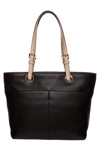 Sac fourre-tout en cuir noir avec deux anses en beige, accents en métal doré et surface texturée. Présente un panneau frontal divisé.