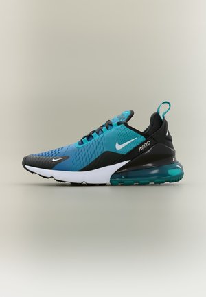 Μπλε και μαύρο sneaker Nike Air Max 270 με λευκά λογότυπα swoosh, ύφασμα mesh και διαφανές αερόστρωμα στην σόλα, σε ουδέτερο φόντο.