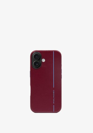 Bordeauxfarbene Handyhülle mit glatter Textur, ausgestattet mit Aussparungen für Dual-Kamera, einem blauen Streifen und Branding an der Seite. Gummierte Ränder für besseren Halt.