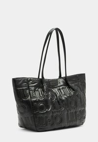 Fekete steppelt bevásárlótáska dombornyomott „LIU JO” logóval, puha textúrával, két fogantyúval és tágas belső kialakítással.