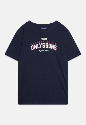 Camiseta de algodón azul marino con cuello redondo y mangas cortas, que presenta un gráfico de estilo vintage en texto rojo y blanco en la parte frontal.