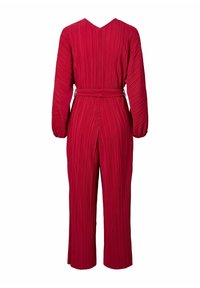 Rød plisseret jumpsuit med lange ærmer og V-udskæring. Har en indsnævret talje med et matchende bælte og brede bukser.