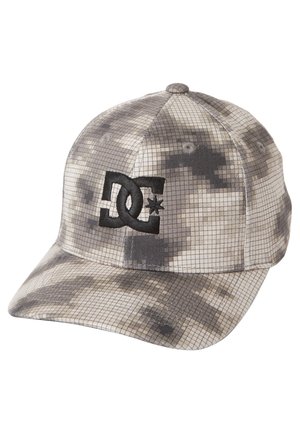 Šedá camo baseballová čiapka vyrobená z tkaniny s mriežkovaným vzorom, s vyšitým čiernym logom na prednej strane a oblúkovým šiltom.