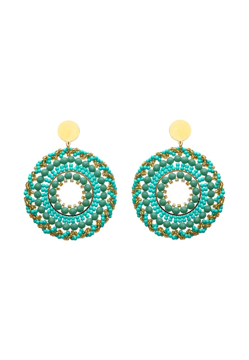 Turkoosit helmikorvakorut kultaisilla yksityiskohdilla, joissa on monimutkaiset kuviot ja keskellä oleva leikkaus lisäämässä tekstuuria.