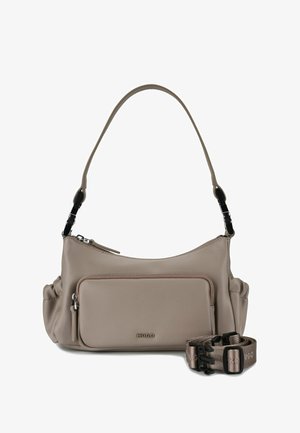 Sac à main en cuir gris avec une forme incurvée, poche zippée à l'avant, bandoulière réglable et logo subtil. Texture lisse avec un design minimaliste.