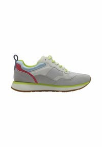Lichtgrijze sneaker van gemengde materialen, met een groene accent, rode en blauwe panelen, en een witte zool. Inclusief tonale veters en een duwstrip.