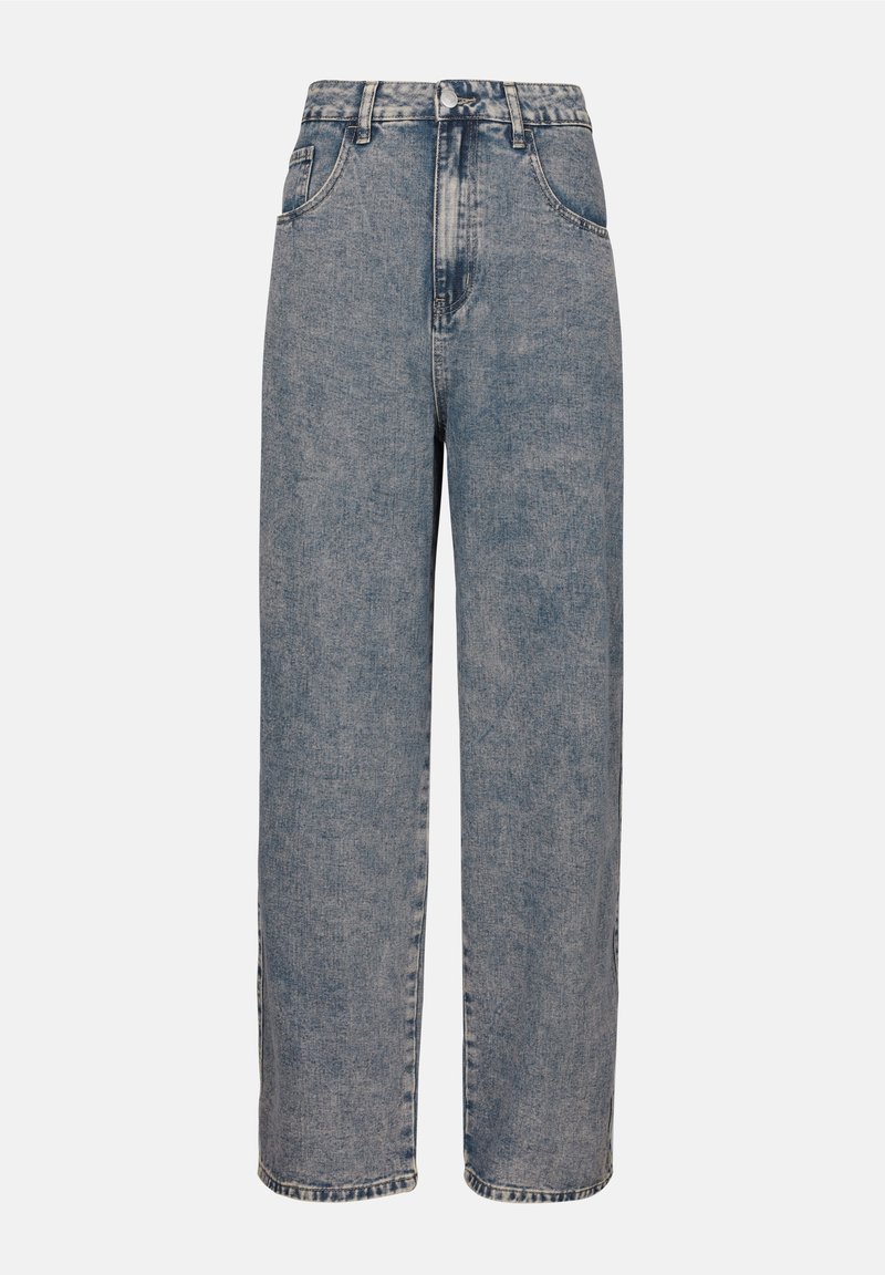 Jean bleu clair taille haute à jambes droites, avec poches avant, passants de ceinture, fermeture par bouton, et un lavage subtilement délavé.