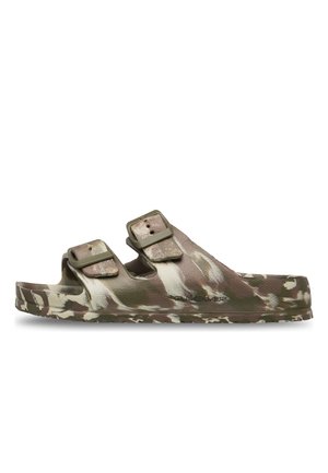 Sandale avec un motif camouflage dans des teintes de vert et de beige, dotée de deux sangles réglables et d'une semelle intérieure texturée pour le confort.