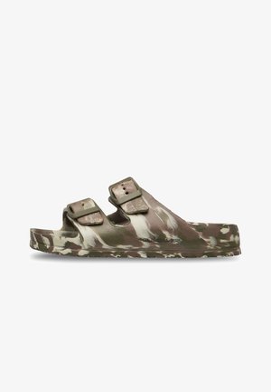 Sandal med camouflagemønster i grønne og beige nuancer, med to justerbare stropper og en struktureret sål for komfort.