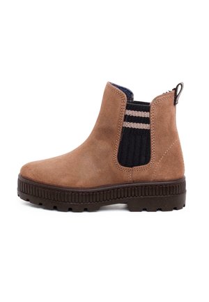 Bruine suede enkelboot met een zwart ribbelachtig elastisch zijpaneel met beige strepen en een gestructureerde bruine buitenzool. Ritsdetail aan de achterkant.