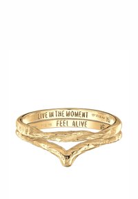 Pozlátený prsteň s textúrovaným, organickým dizajnom, ktorý má dva prepletené pásiky. Vo vnútri vyrytý nápis "ŽI V MOMENTE" a "CÍŤ SA ŽIVO".