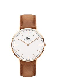 Brązowy skórzany zegarek na pasku z złotym kopertą, białą tarczą, minimalistycznymi znakami godzinowymi oraz logotypem "Daniel Wellington".