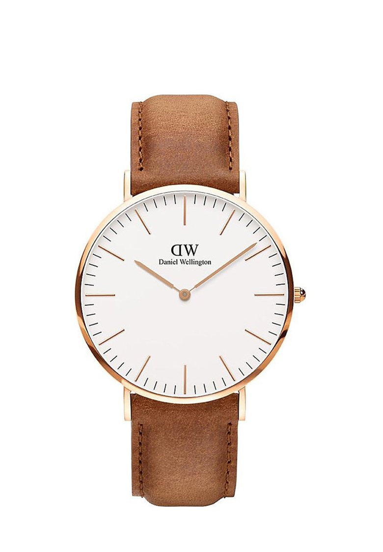 Brązowy skórzany zegarek na pasku z złotym kopertą, białą tarczą, minimalistycznymi znakami godzinowymi oraz logotypem "Daniel Wellington".