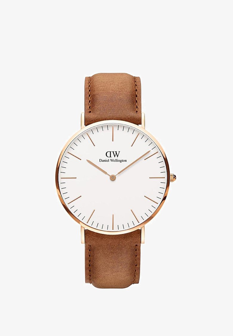Brązowy skórzany zegarek na pasku z złotym kopertą, białą tarczą, minimalistycznymi znakami godzinowymi oraz logotypem "Daniel Wellington".