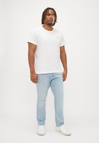 Tommy Jeans AUSTIN SLIM PLUS - Slim fit jeans - denim light