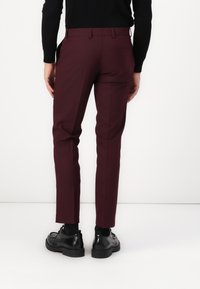 Isaac Dewhirst THE FASHION PEAK SUIT SLIM - Κοστούμι - merlot
