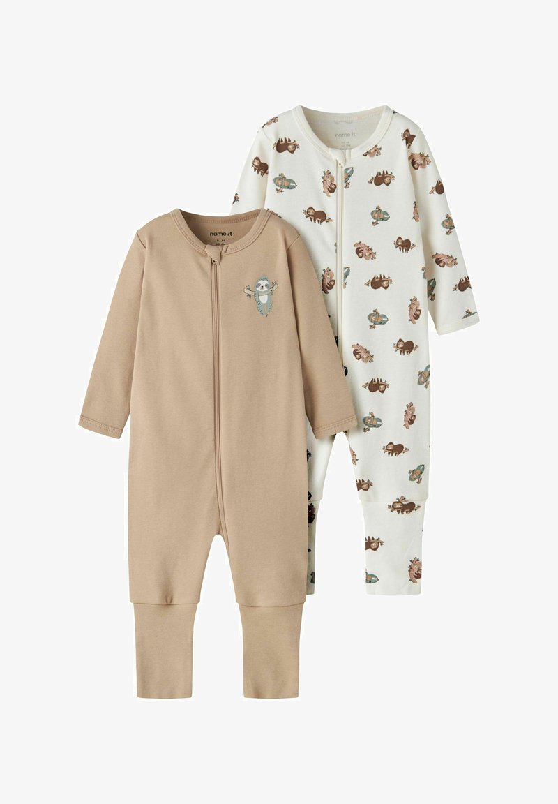 Deux grenouillères bébé à manches longues avec fermeture éclair devant ; une beige avec un petit motif paresseux, l'autre blanche avec un imprimé paresseux intégral.