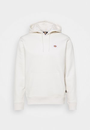 Sudadera blanca con capucha, hecha de una mezcla de algodón. Cuenta con un bolsillo tipo canguro, puños de canalé y un pequeño logo en el pecho.