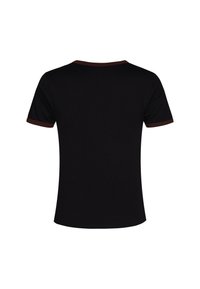 Svart t-shirt med korta ärmar och brunt kantband vid halsringningen och ärmkanterna. Enkel, tätt sittande design med en slät yta.