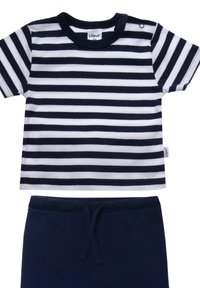 Gestreiftes Kurzarm-T-Shirt mit marineblauen und weißen Streifen, Rundhalsausschnitt und Druckknöpfen, kombiniert mit marineblauen Shorts mit elastischem Bund.
