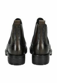 Botas de tobillo de cuero negro con detalle de brogue, textura suave, paneles laterales elásticos y suela de goma resistente. Vista trasera mostrada.