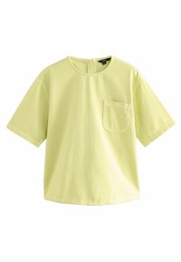 Camiseta de manga corta y cuello redondo en algodón amarillo claro, con un bolsillo frontal y un detalle de cierre en la parte posterior. Textura suave, corte relajado.